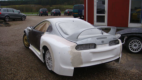 Efter mange spartlinger og slibninger kunne Supranen endelig køres ud af værkstedet, så den kunne beundres i dagslys.
(Foto: Vesti Motorsport)